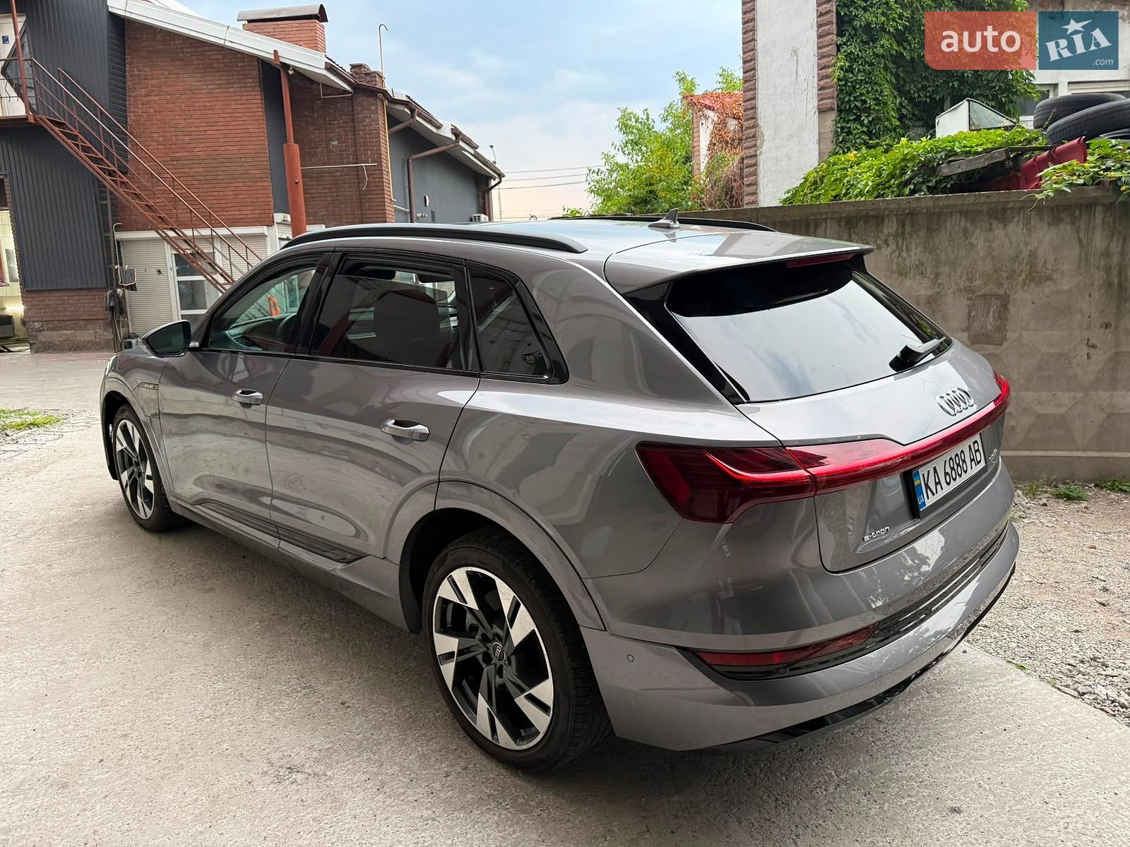 Audi e-tron 2021 VIN WA1AAAGE1MB005625 фото оголошення 3 з 26
