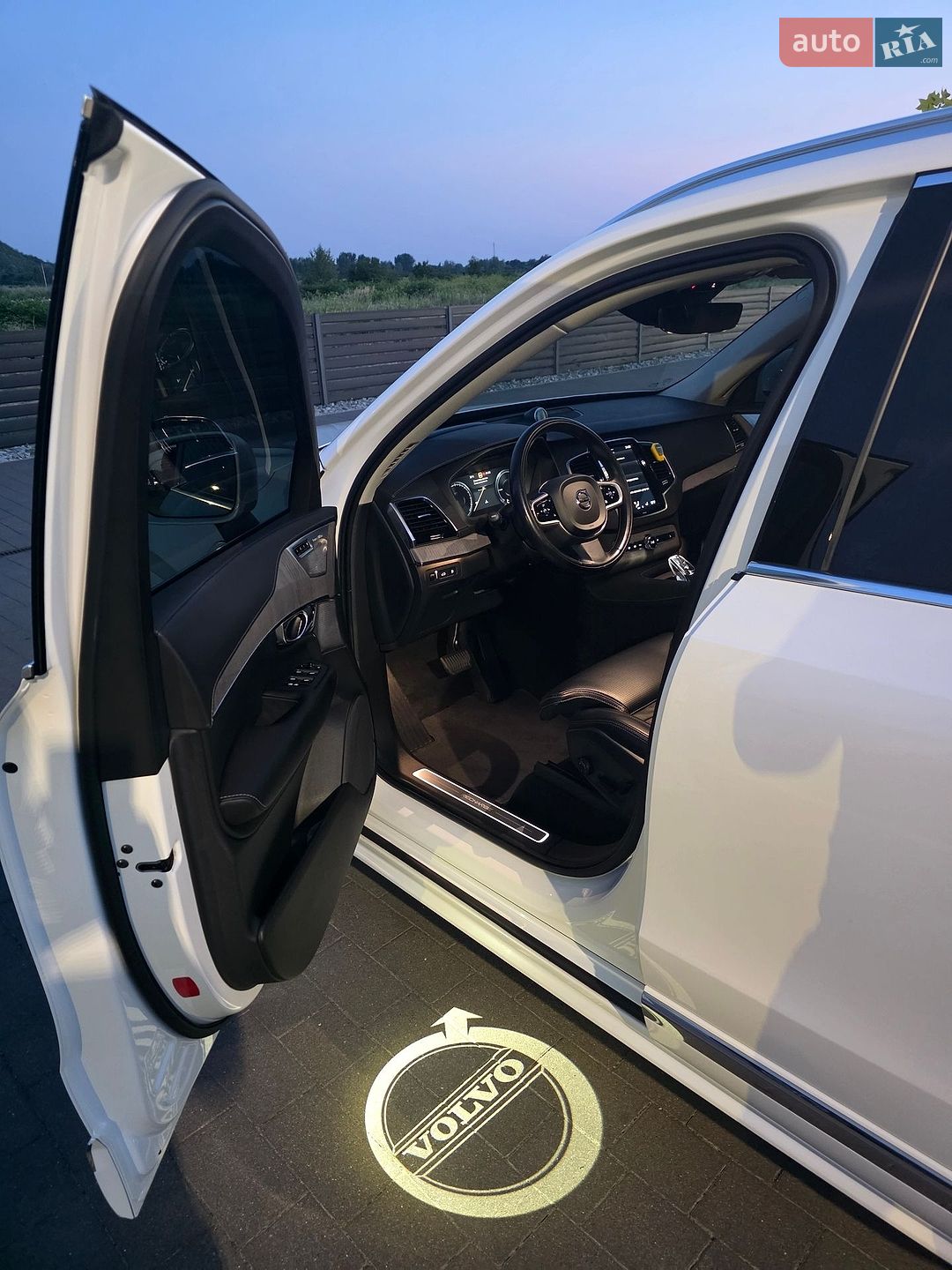 Volvo XC90 2020 VIN YV1LFBMUDM1702879 фото оголошення 25 з 52