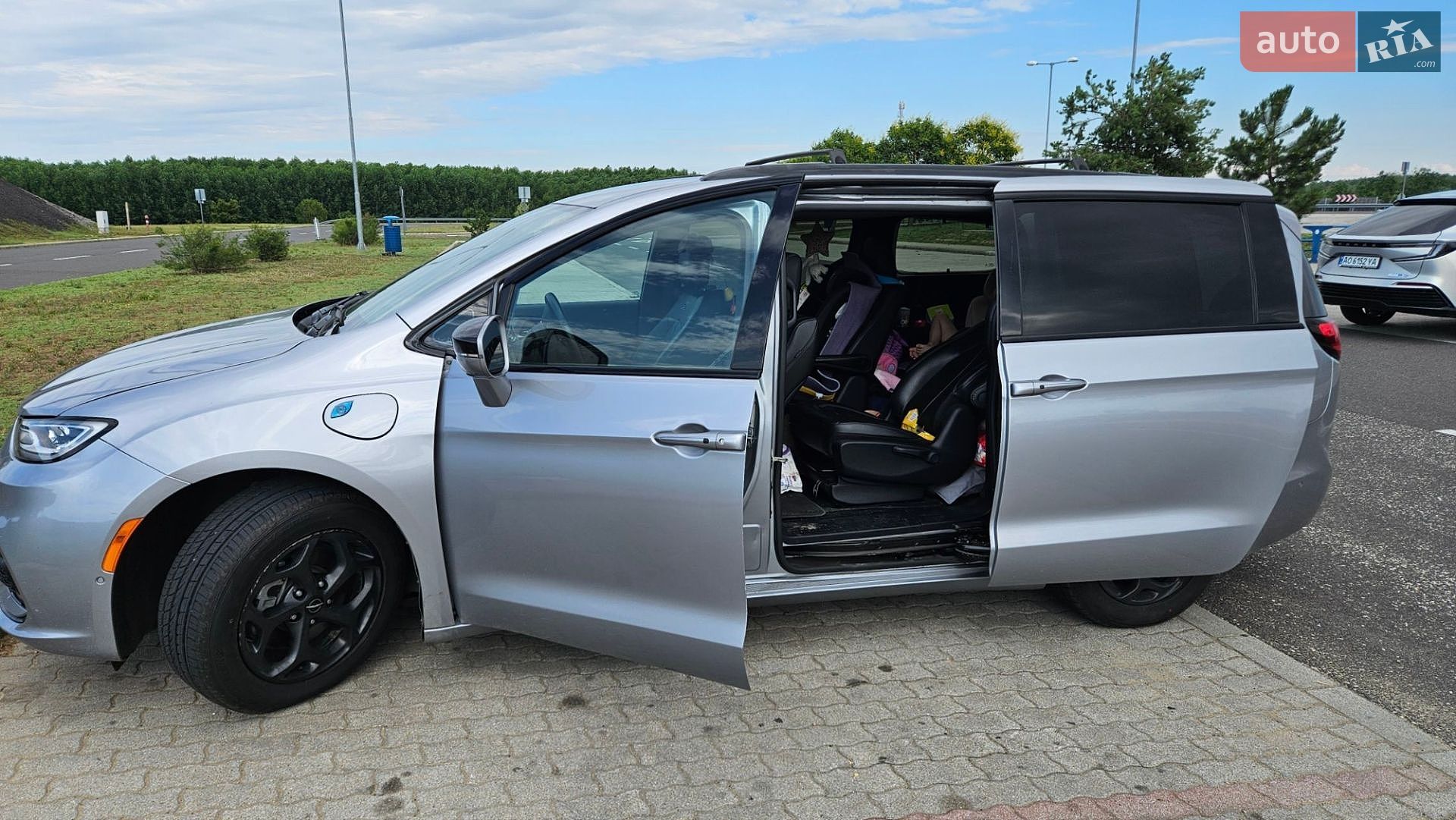 Chrysler Pacifica 2021 VIN 2C4RC1L74MR587733 фото оголошення 2 з 5
