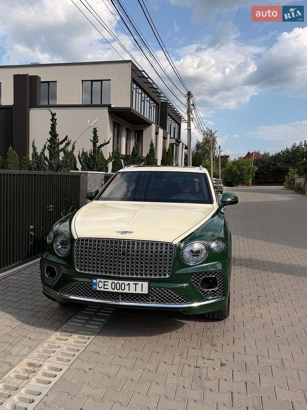 Bentley Bentayga 2022 VIN SJAAM2ZV4NC013134 фото оголошення 2 з 27