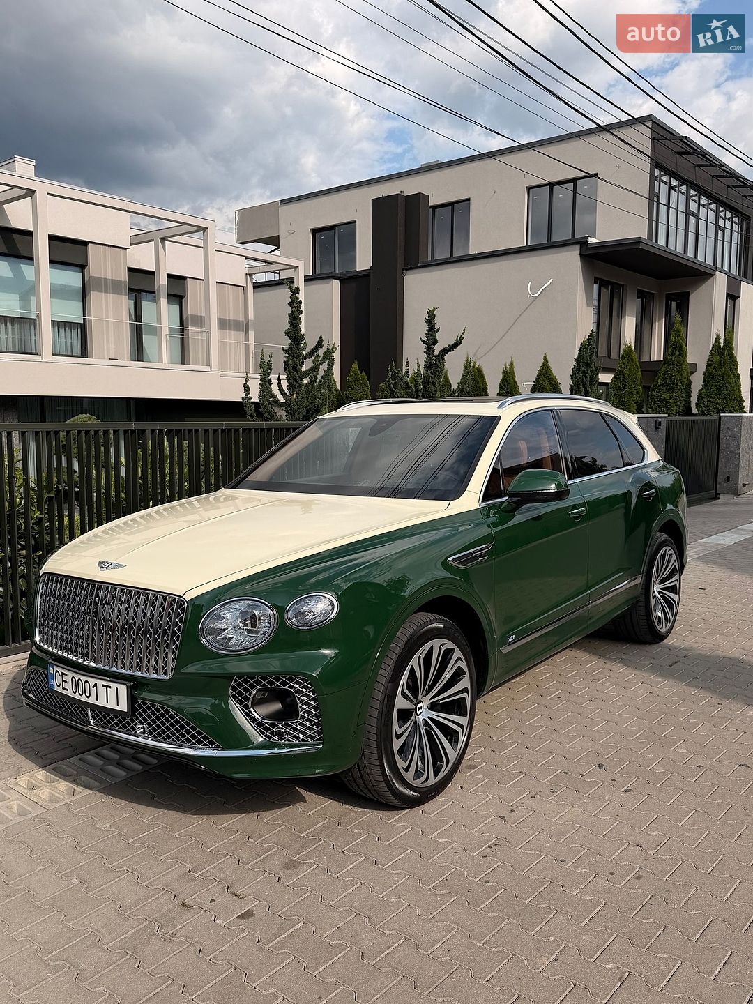 Bentley Bentayga 2022 VIN SJAAM2ZV4NC013134 фото оголошення 4 з 27