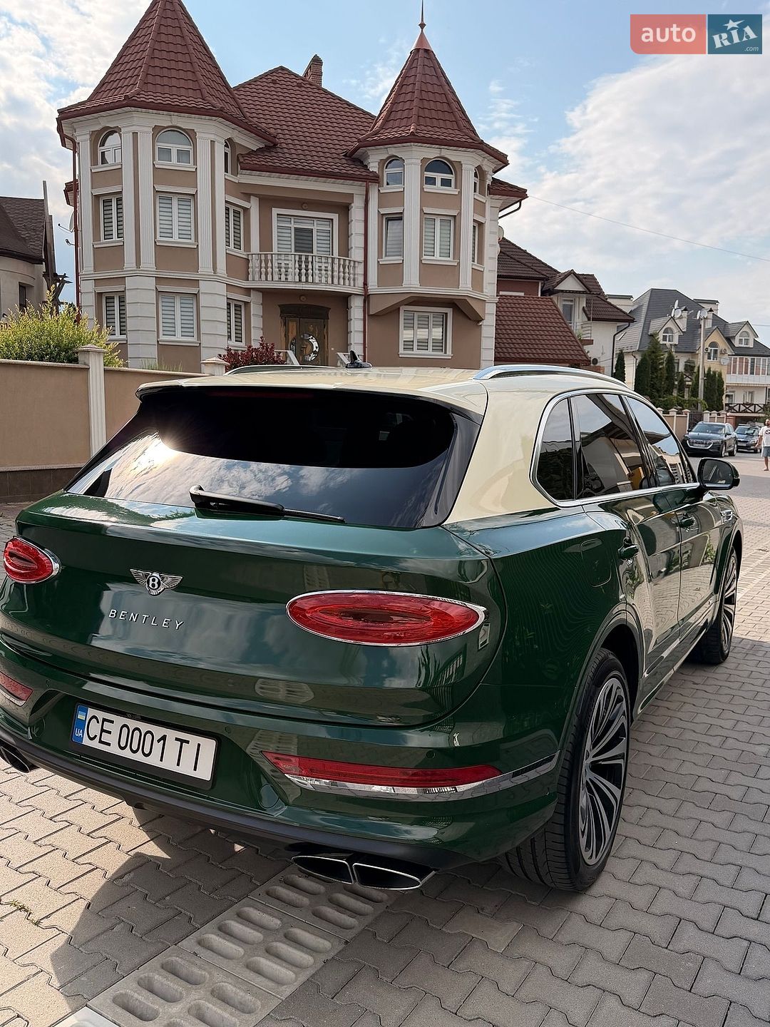 Bentley Bentayga 2022 VIN SJAAM2ZV4NC013134 фото оголошення 3 з 27