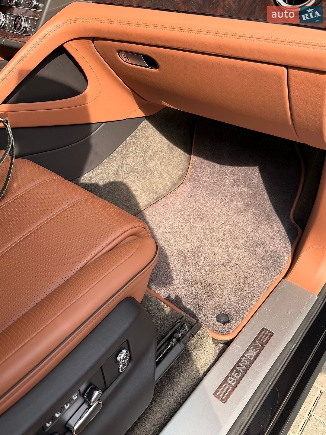 Bentley Bentayga 2022 VIN SJAAM2ZV4NC013134 фото оголошення 18 з 27