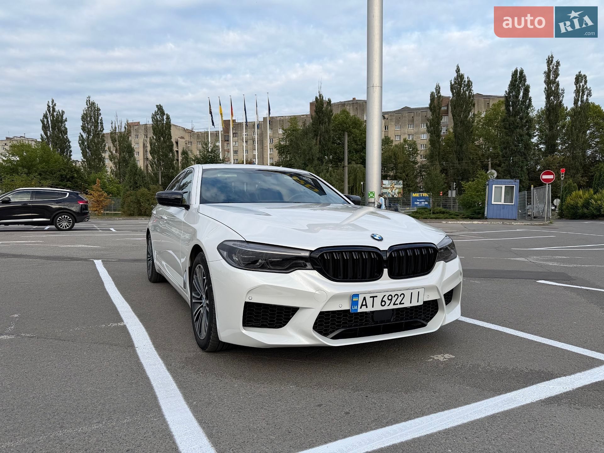BMW 5 Series 2017 VIN WBAJE7C37HG890520 фото оголошення 2 з 36