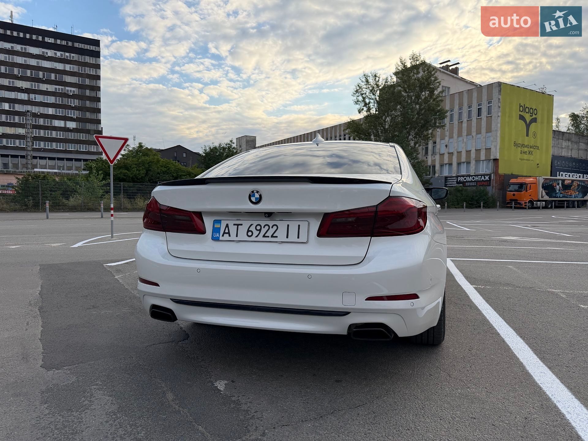 BMW 5 Series 2017 VIN WBAJE7C37HG890520 фото оголошення 13 з 36