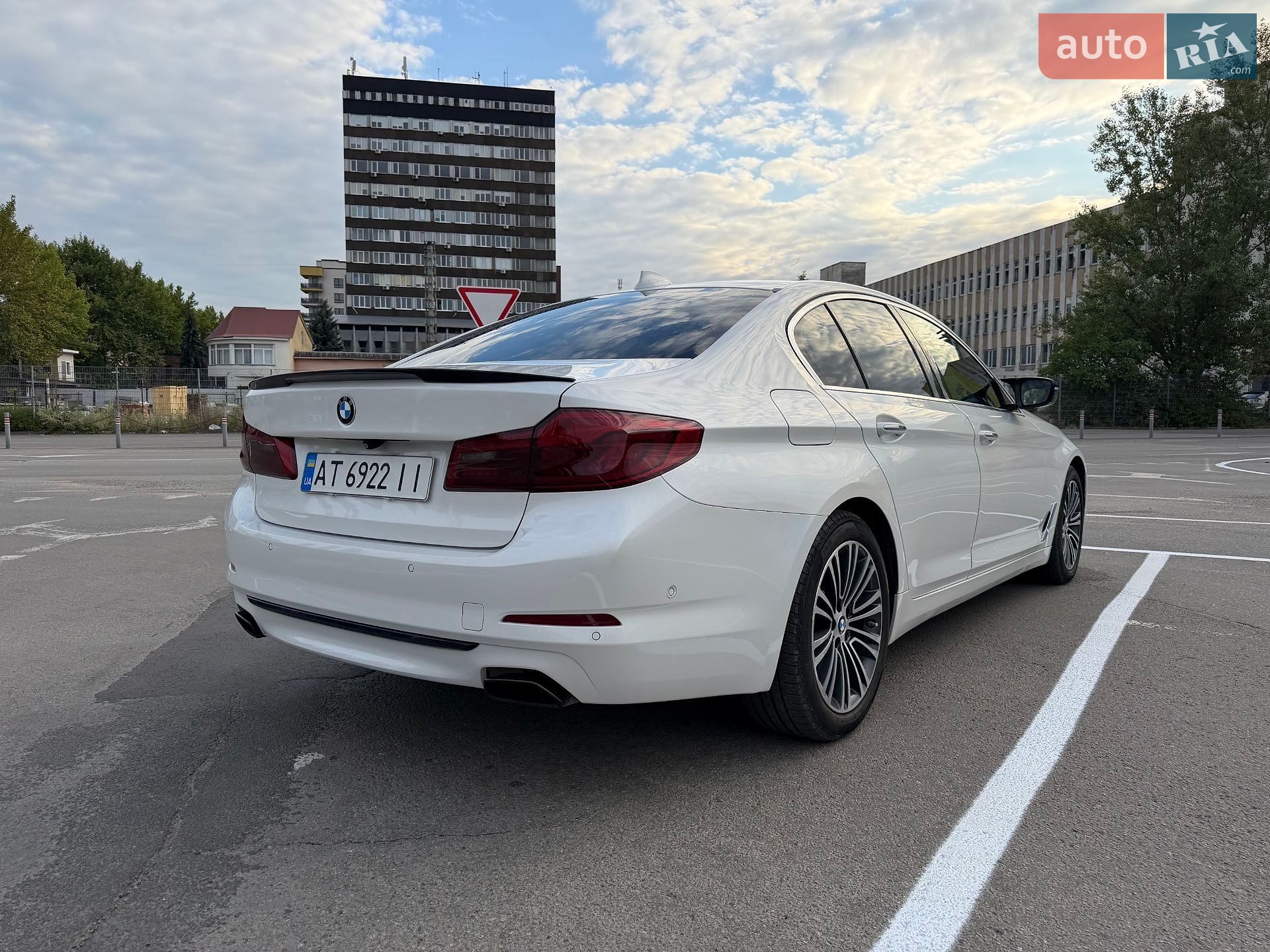 BMW 5 Series 2017 VIN WBAJE7C37HG890520 фото оголошення 14 з 36