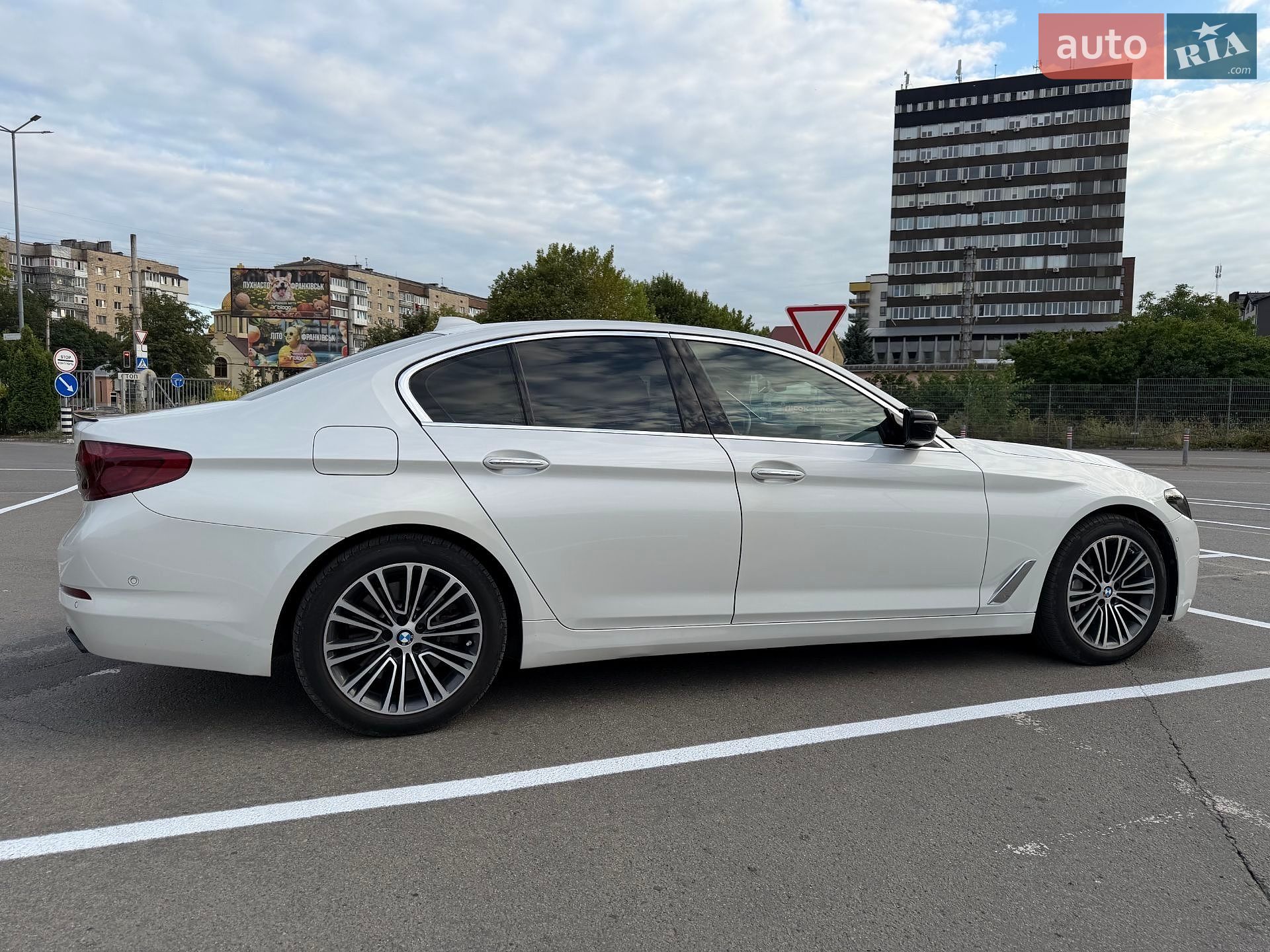 BMW 5 Series 2017 VIN WBAJE7C37HG890520 фото оголошення 16 з 36