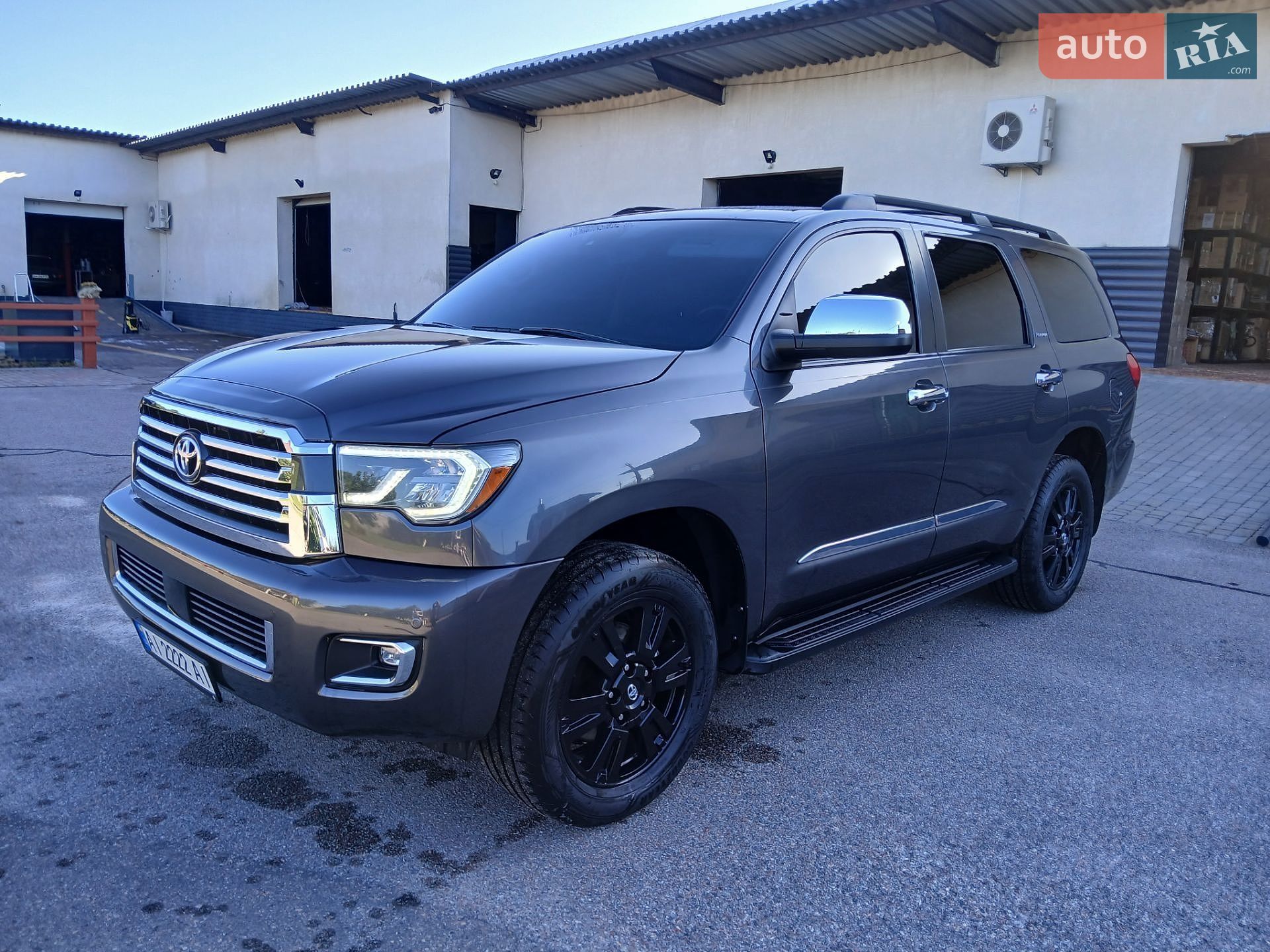 Toyota Sequoia 2018 VIN 5TDBY5G16JS162971 фото оголошення 3 з 22