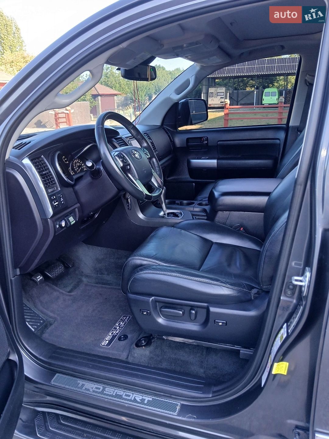 Toyota Sequoia 2018 VIN 5TDBY5G16JS162971 фото оголошення 13 з 22