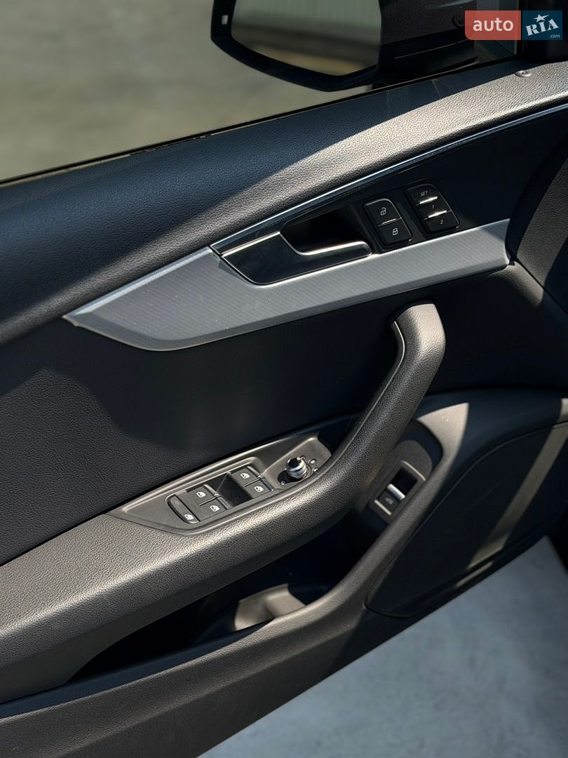 Audi A4 2016 VIN WAUGNAF4XHN018002 фото оголошення 12 з 19