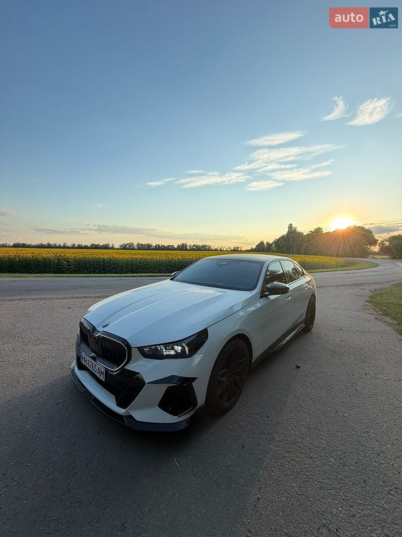 BMW 5 Series 2023 VIN WBA11FJ0X0CP76537 фото оголошення 2 з 16