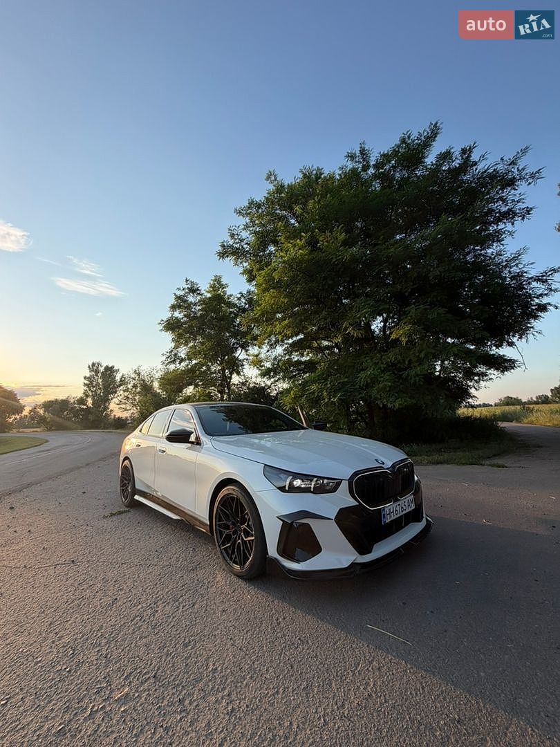 BMW 5 Series 2023 VIN WBA11FJ0X0CP76537 фото оголошення 3 з 16