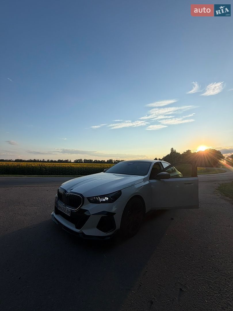 BMW 5 Series 2023 VIN WBA11FJ0X0CP76537 фото оголошення 4 з 16
