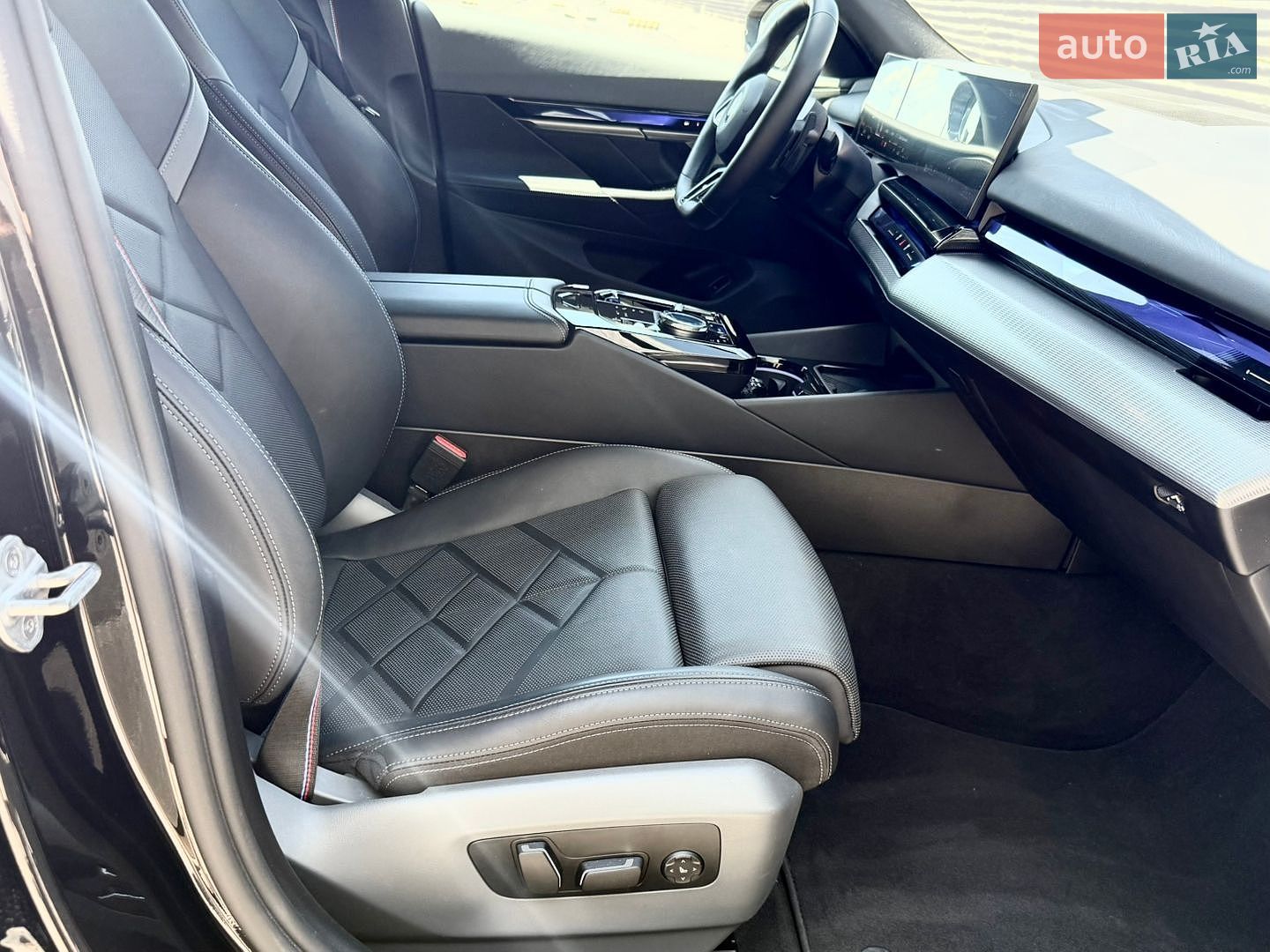 BMW 5 Series 2025 VIN WBA21GW030CW31083 фото оголошення 25 з 30