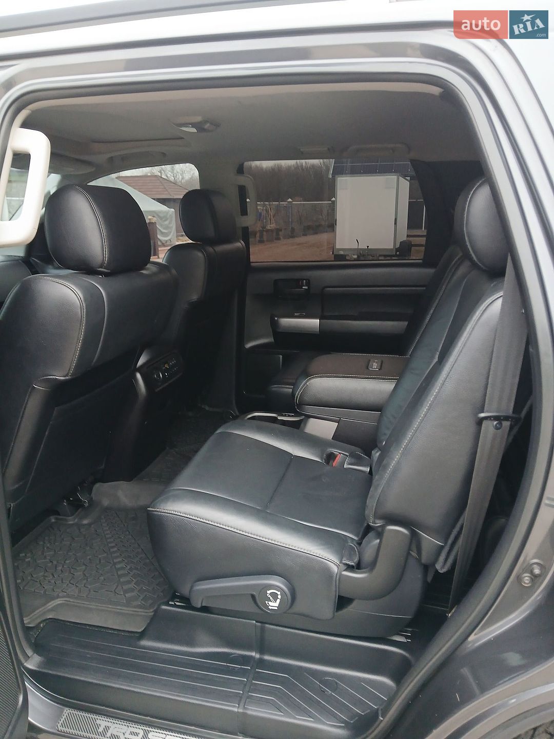 Toyota Sequoia 2018 VIN 5TDBY5G16JS162971 фото оголошення 29 з 36