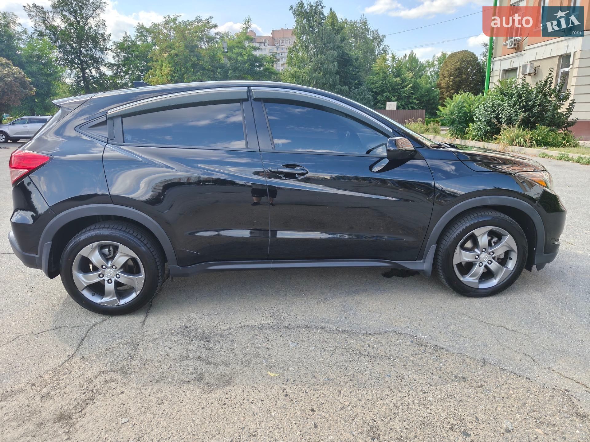Honda HR-V 2018 VIN 3CZRU6H38JM721009 фото оголошення 2 з 25