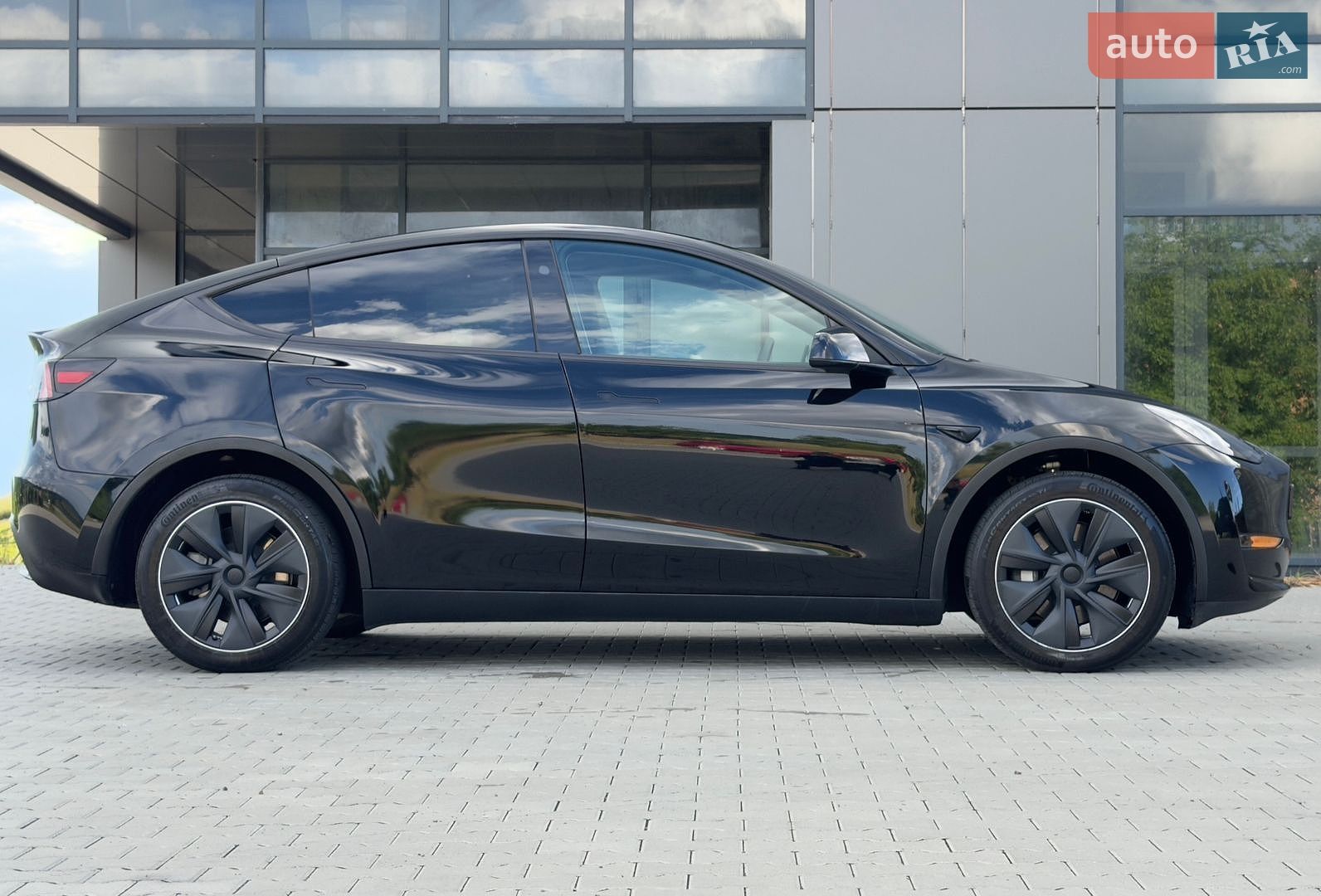 Tesla Model Y 2024 VIN 7SAYGAEEXRF063469 фото оголошення 3 з 45