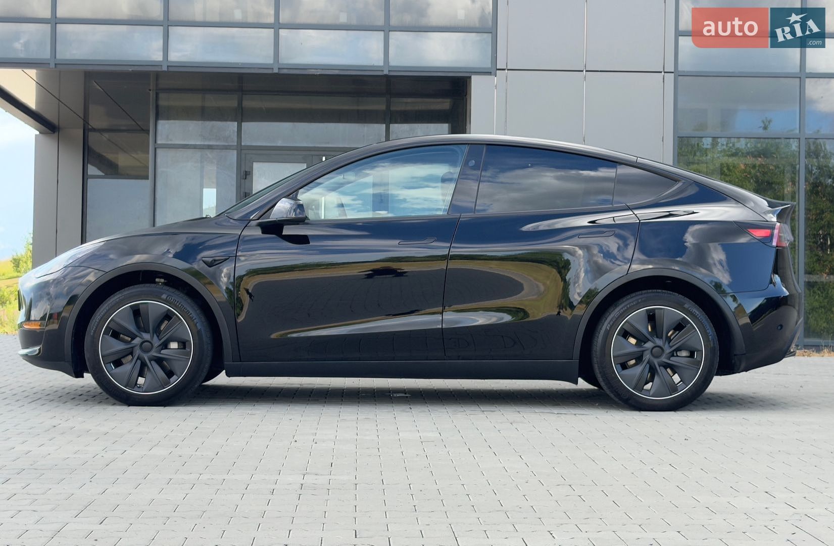 Tesla Model Y 2024 VIN 7SAYGAEEXRF063469 фото оголошення 4 з 45