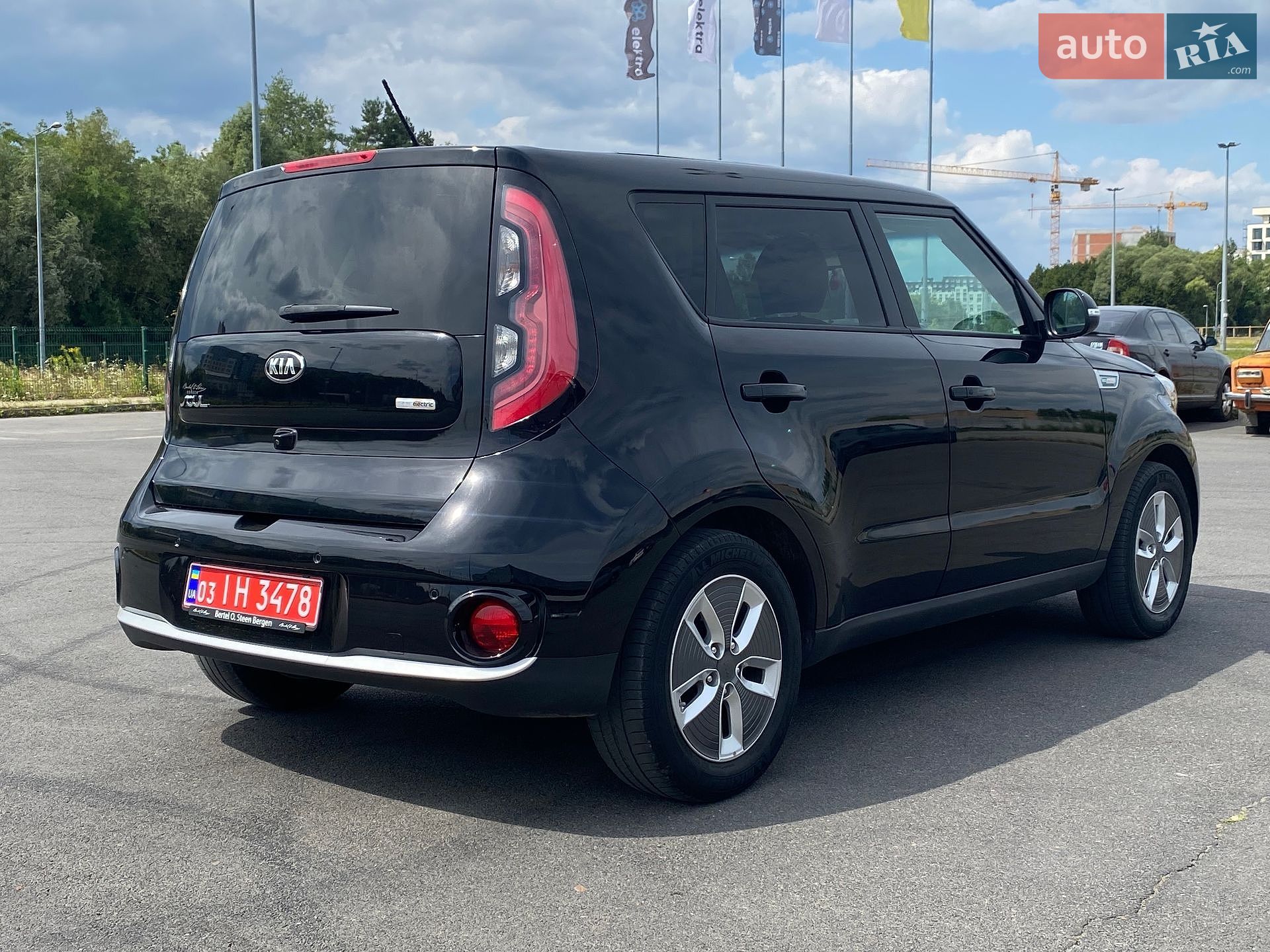 Kia Soul 2018 VIN KNAJX81EFJ7032078 фото оголошення 3 з 37
