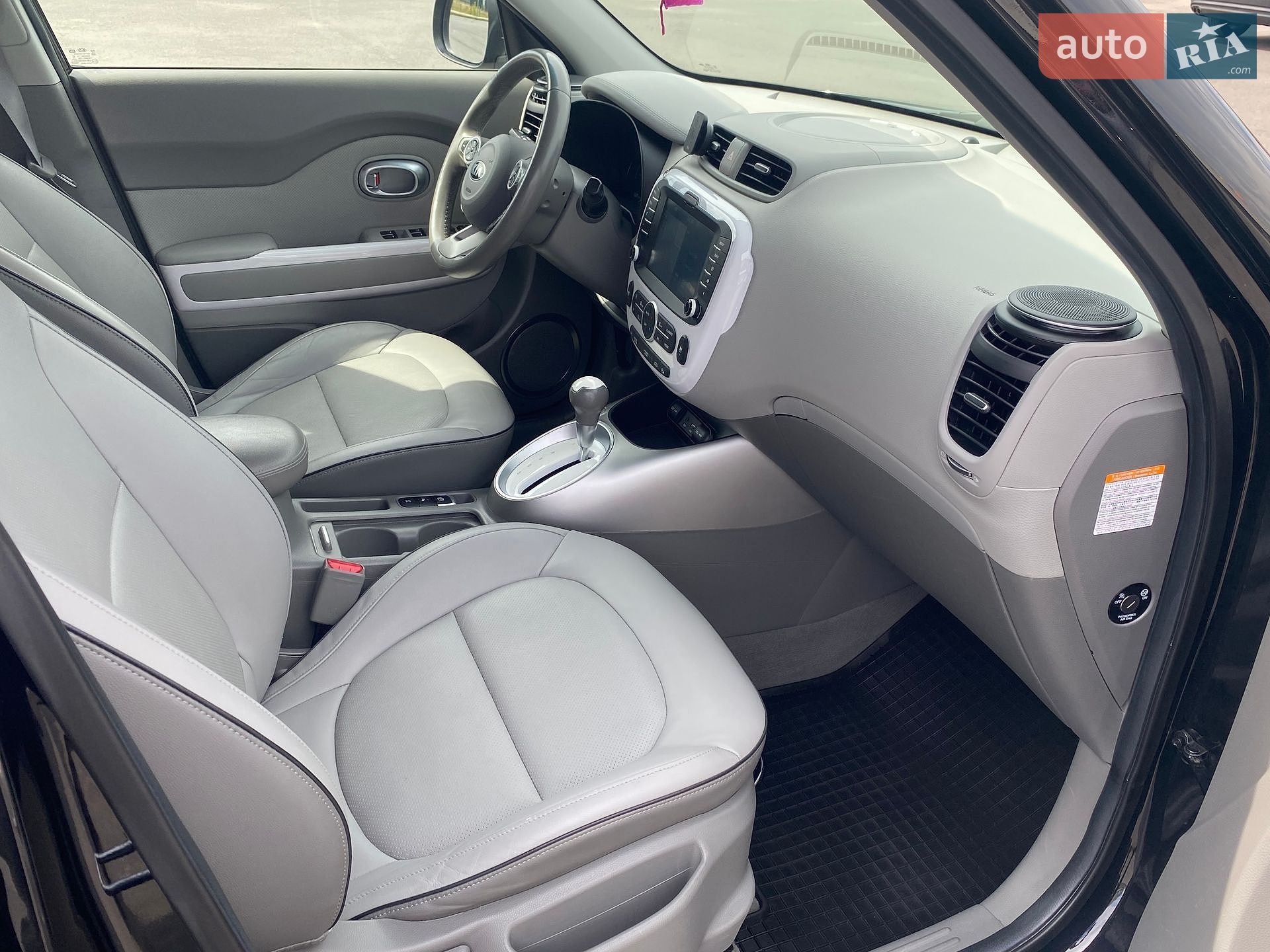 Kia Soul 2018 VIN KNAJX81EFJ7032078 фото оголошення 16 з 37