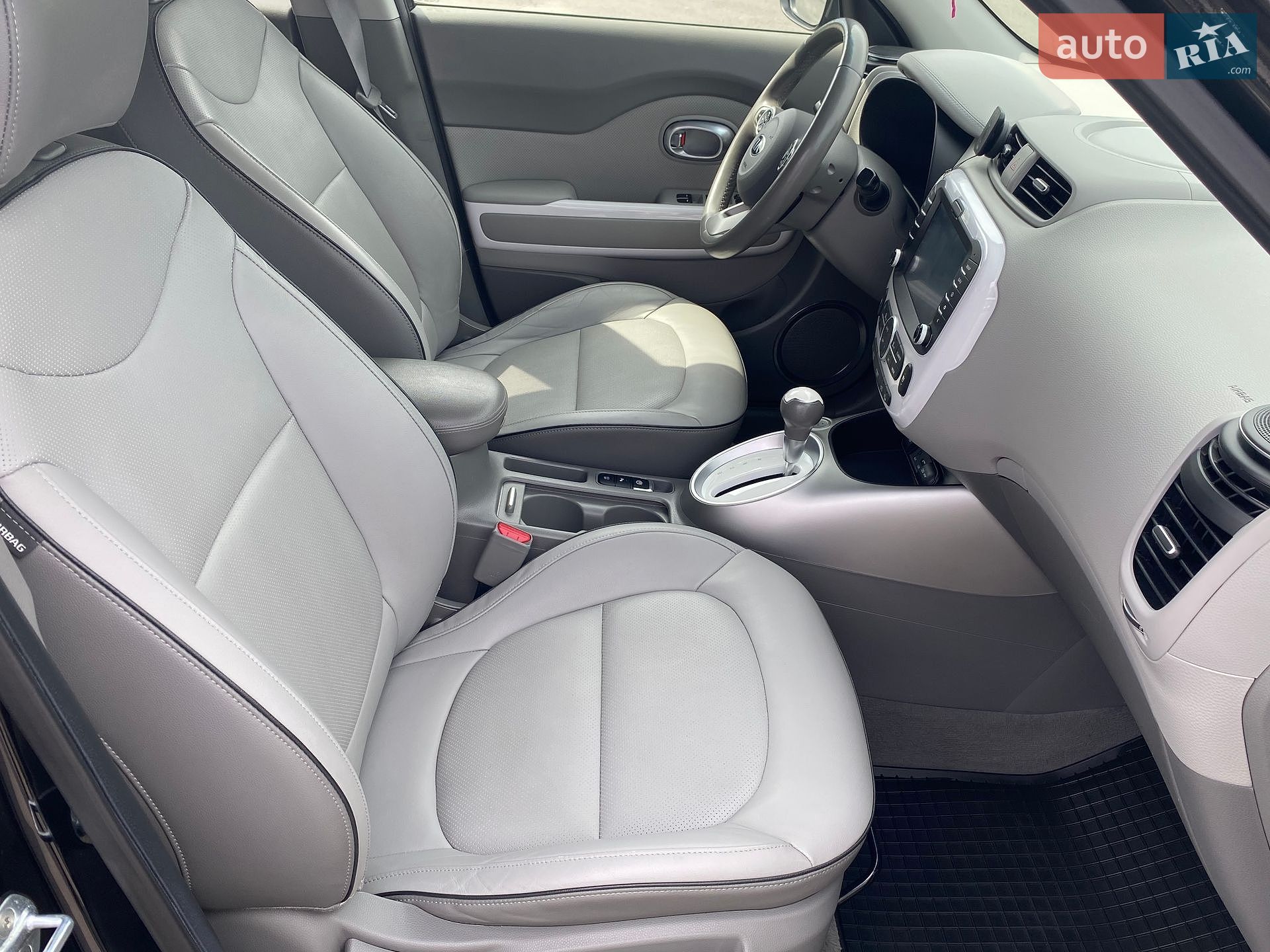 Kia Soul 2018 VIN KNAJX81EFJ7032078 фото оголошення 17 з 37