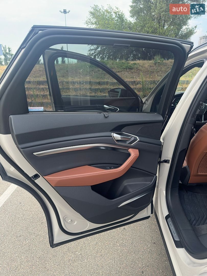 Audi e-tron 2021 VIN WA1VABGE8NB009289 фото оголошення 31 з 73