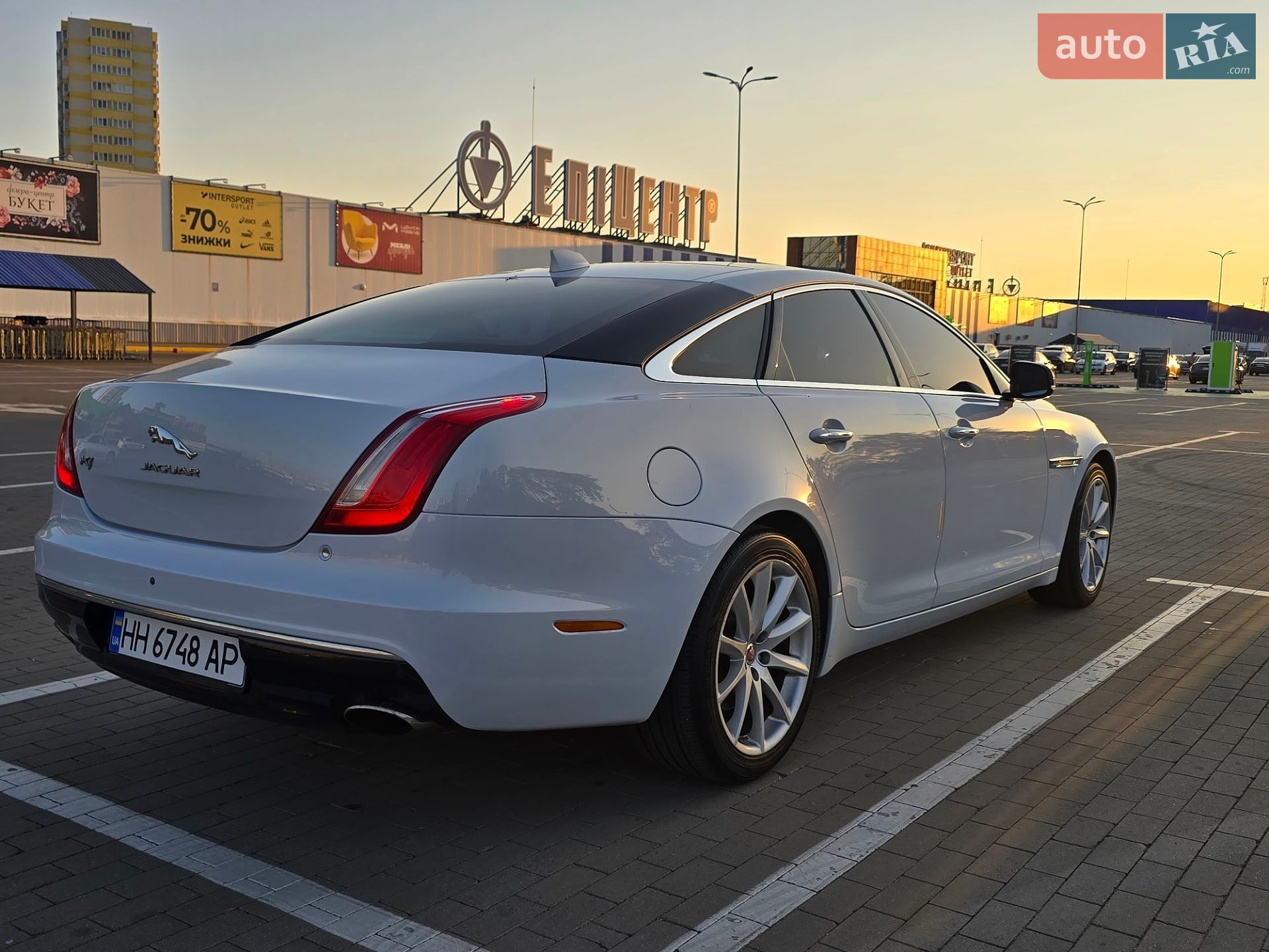 Jaguar XJ 2017 VIN SAJAA1294HNW07392 фото оголошення 2 з 25