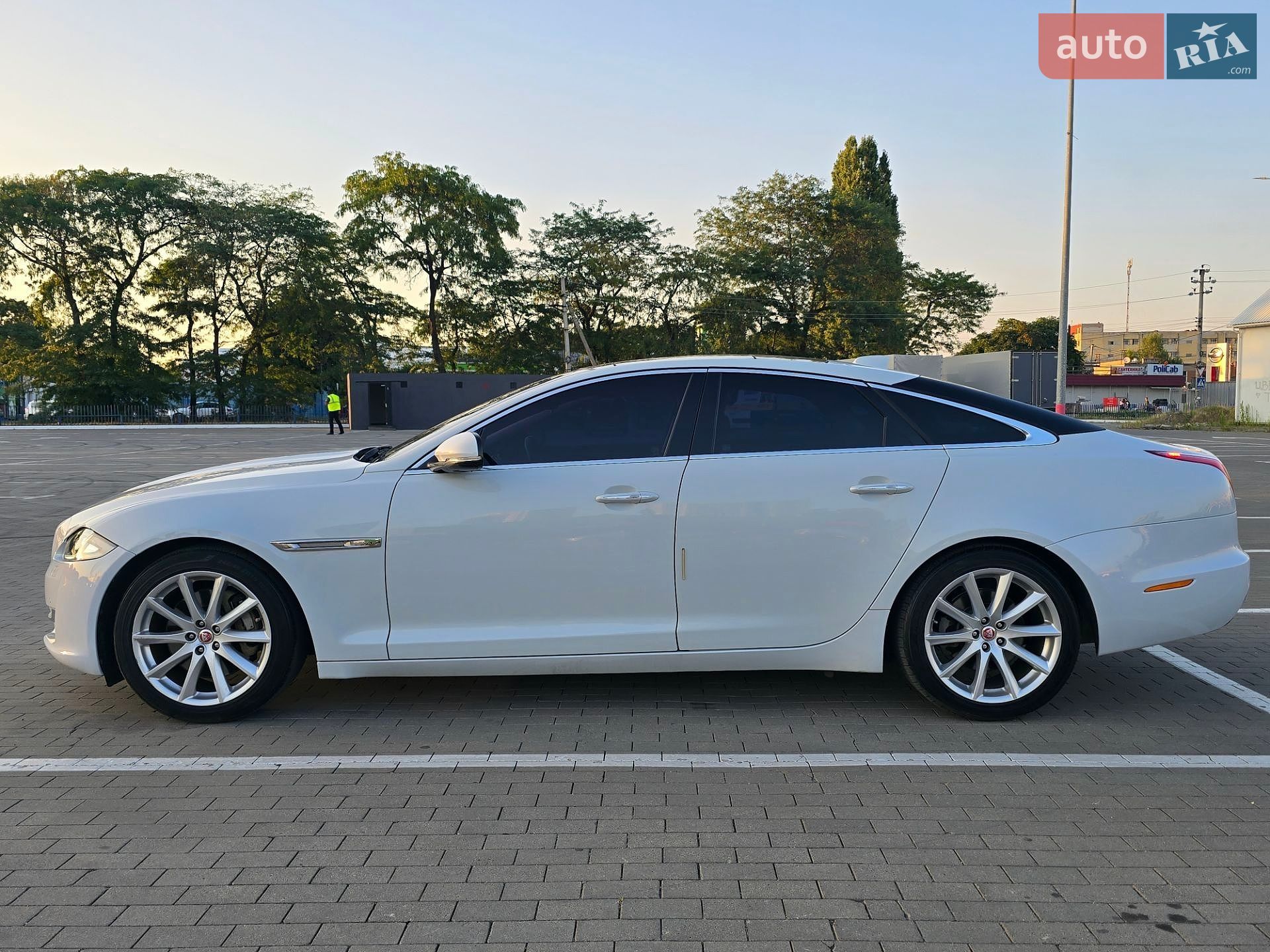Jaguar XJ 2017 VIN SAJAA1294HNW07392 фото оголошення 7 з 25