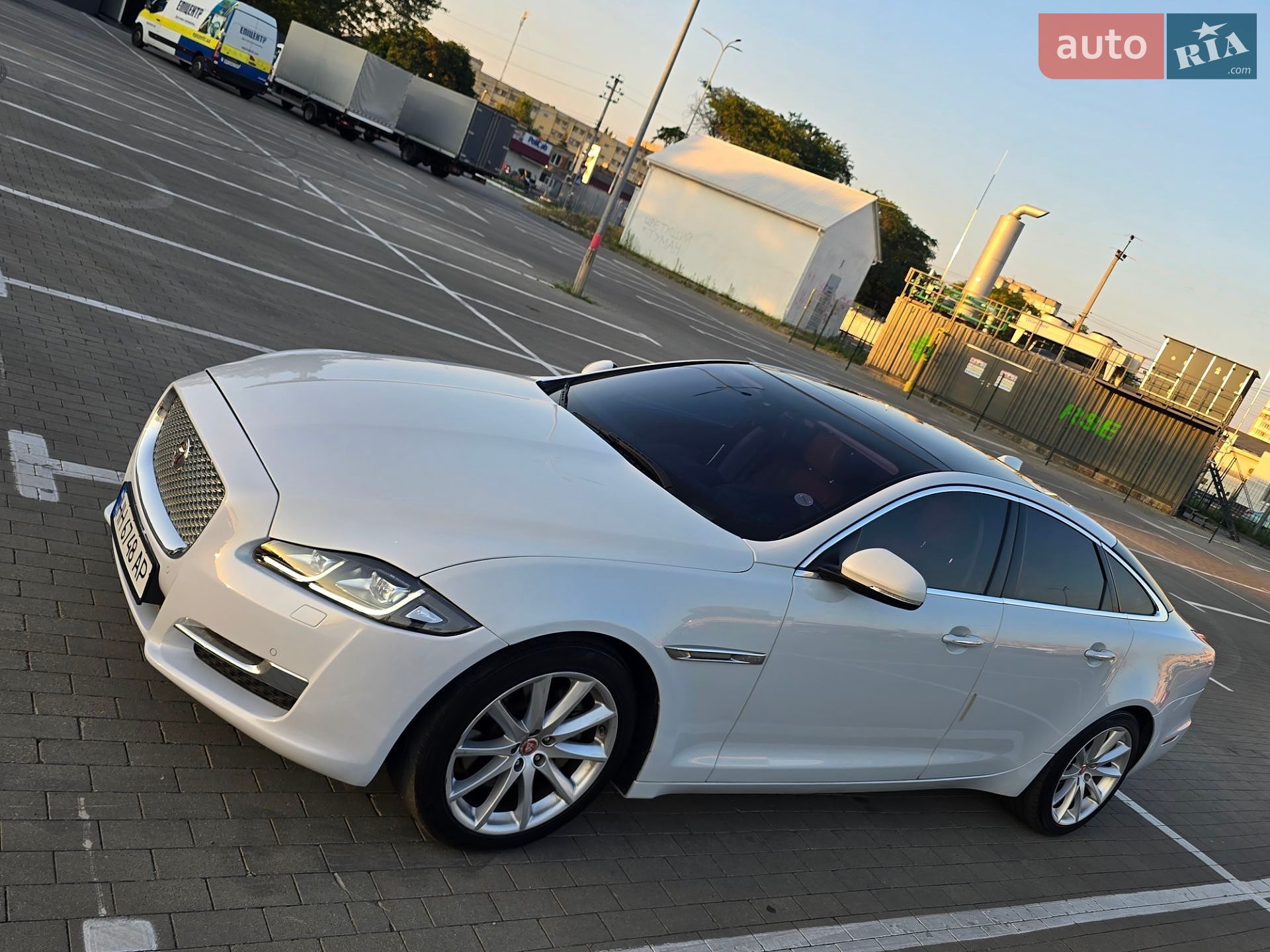 Jaguar XJ 2017 VIN SAJAA1294HNW07392 фото оголошення 8 з 25