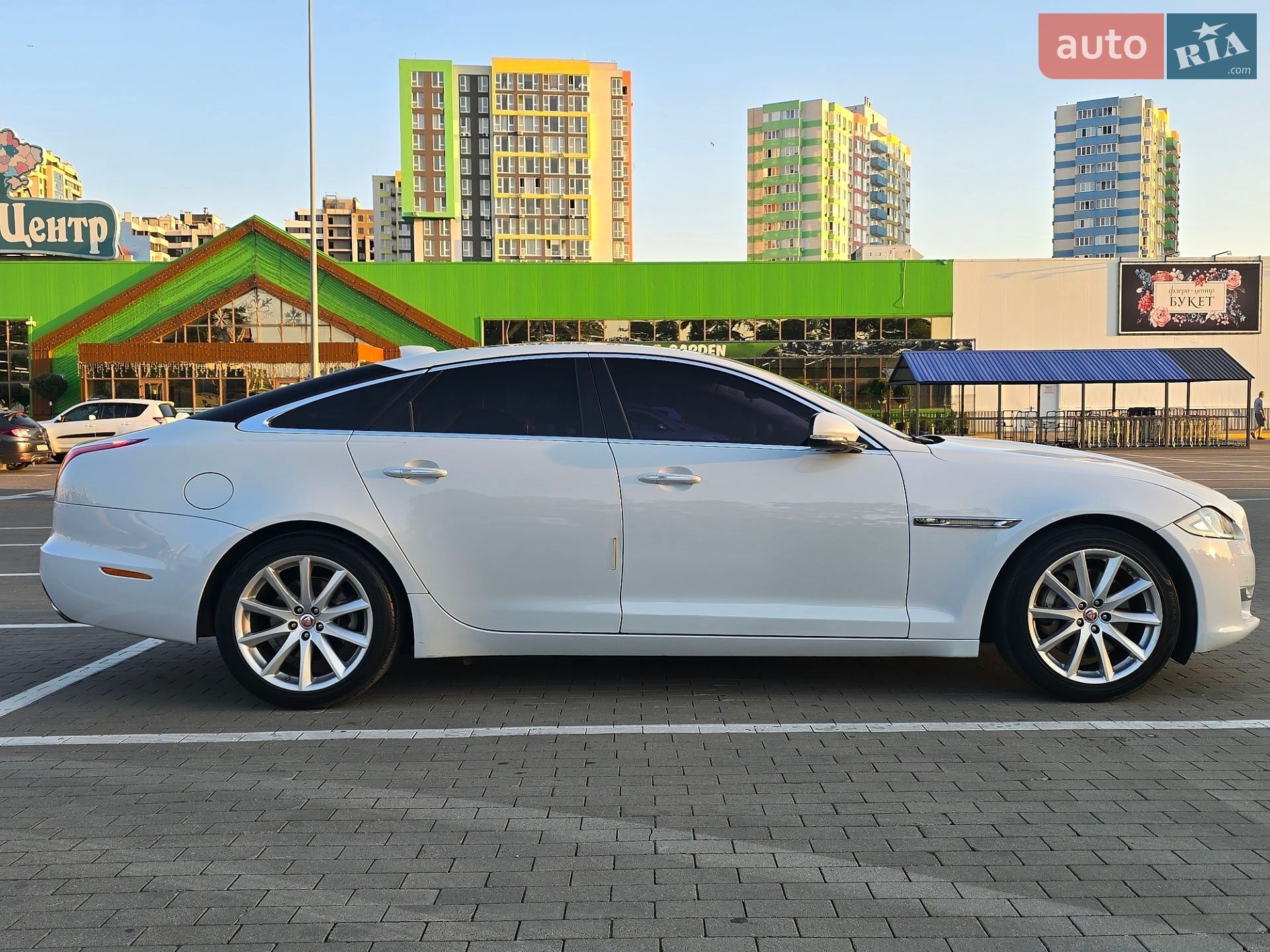 Jaguar XJ 2017 VIN SAJAA1294HNW07392 фото оголошення 9 з 25
