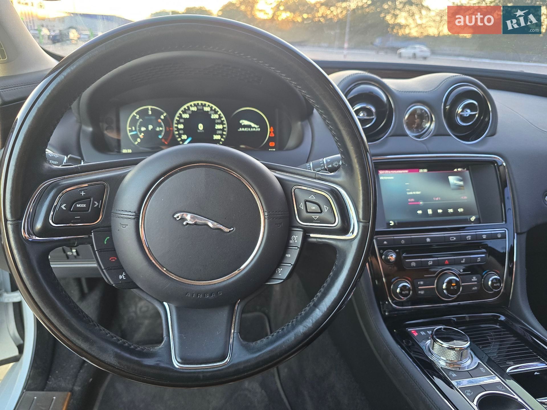 Jaguar XJ 2017 VIN SAJAA1294HNW07392 фото оголошення 17 з 25