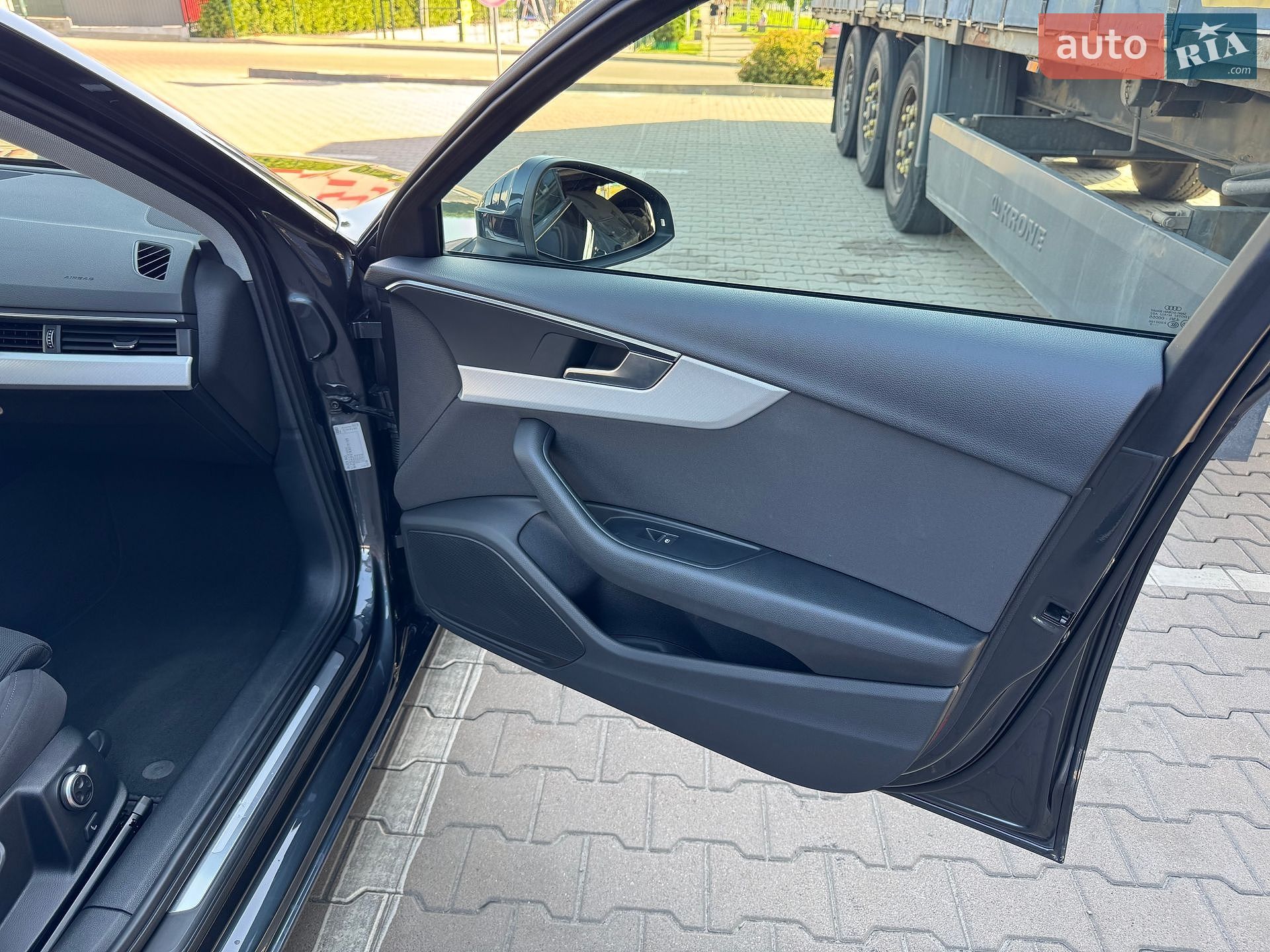 Audi A4 2019 VIN WAUZZZF47KA079169 фото оголошення 27 з 38