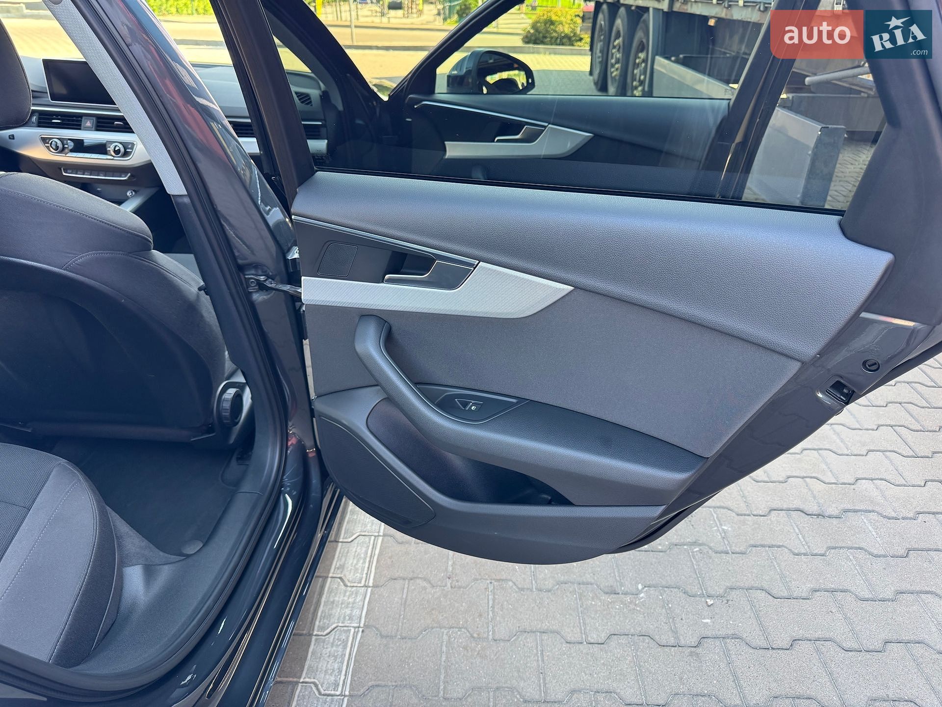 Audi A4 2019 VIN WAUZZZF47KA079169 фото оголошення 29 з 38