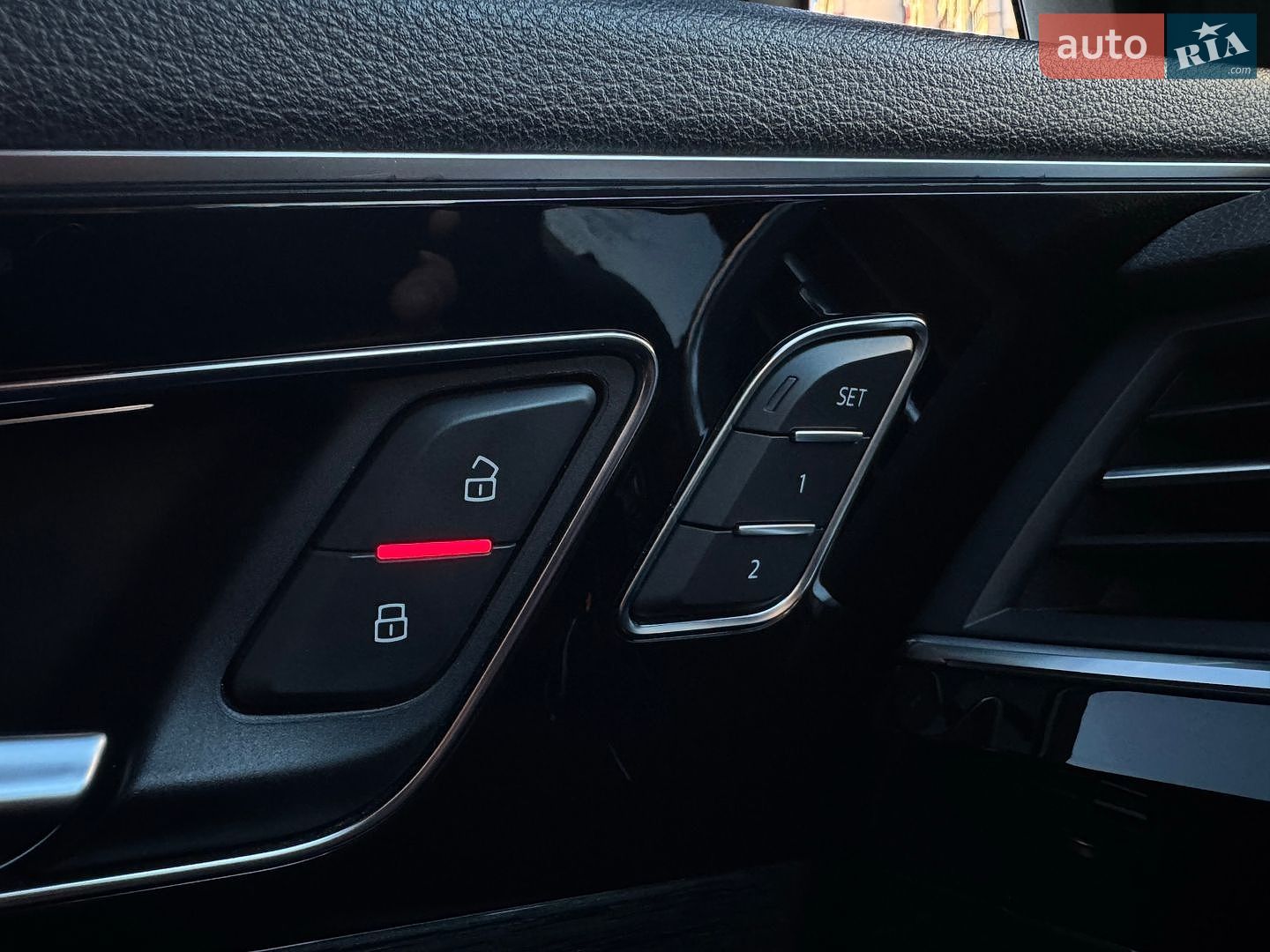Audi Q7 2017 VIN WA1LHBF78HD045613 фото оголошення 31 з 46