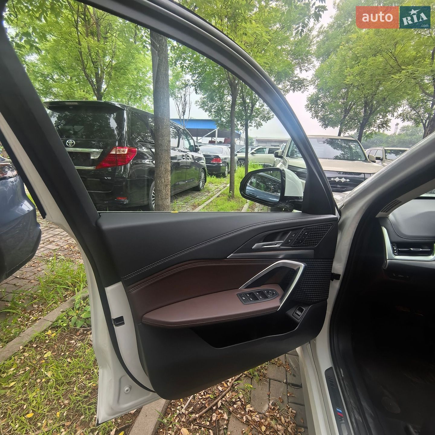 BMW iX1 2025 VIN LBV61FX09SMA92849 фото оголошення 2 з 17