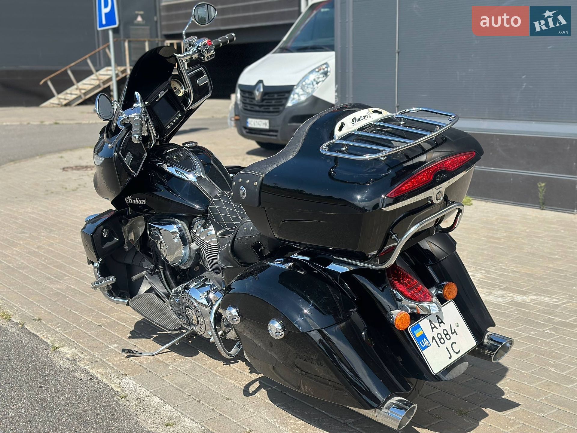 Indian Roadmaster 2017 VIN 56KTRAAA7H3354389 фото оголошення 10 з 14