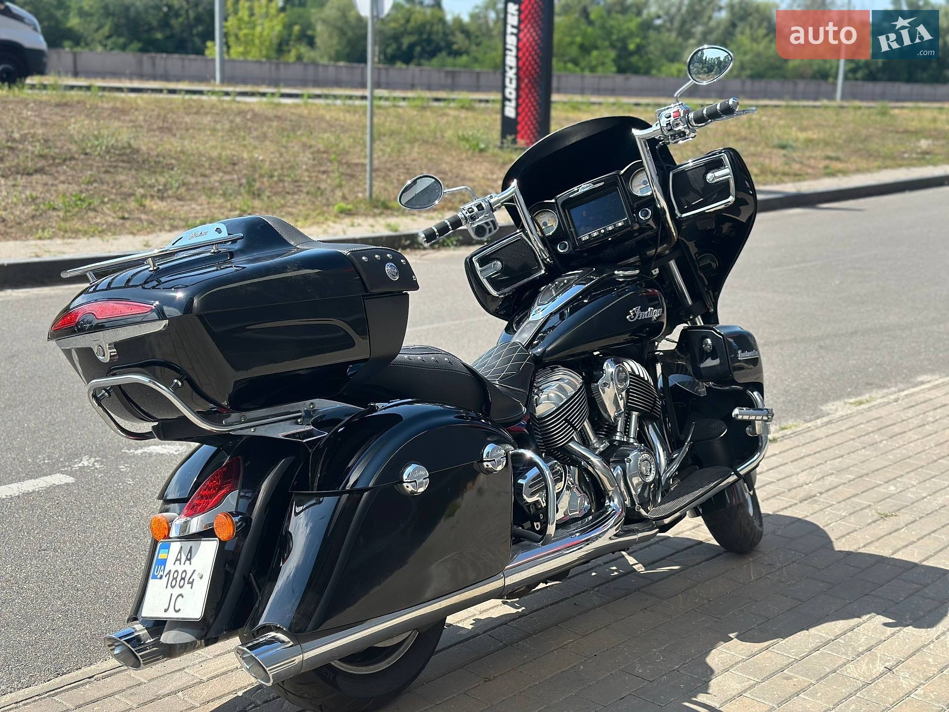 Indian Roadmaster 2017 VIN 56KTRAAA7H3354389 фото оголошення 8 з 14