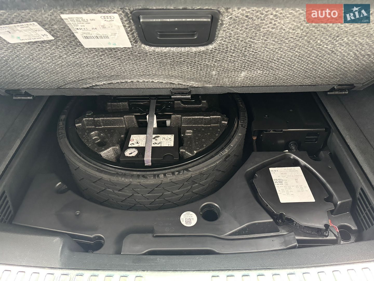 Audi Q8 2021 VIN WAUZZZF17MD031095 фото оголошення 25 з 37