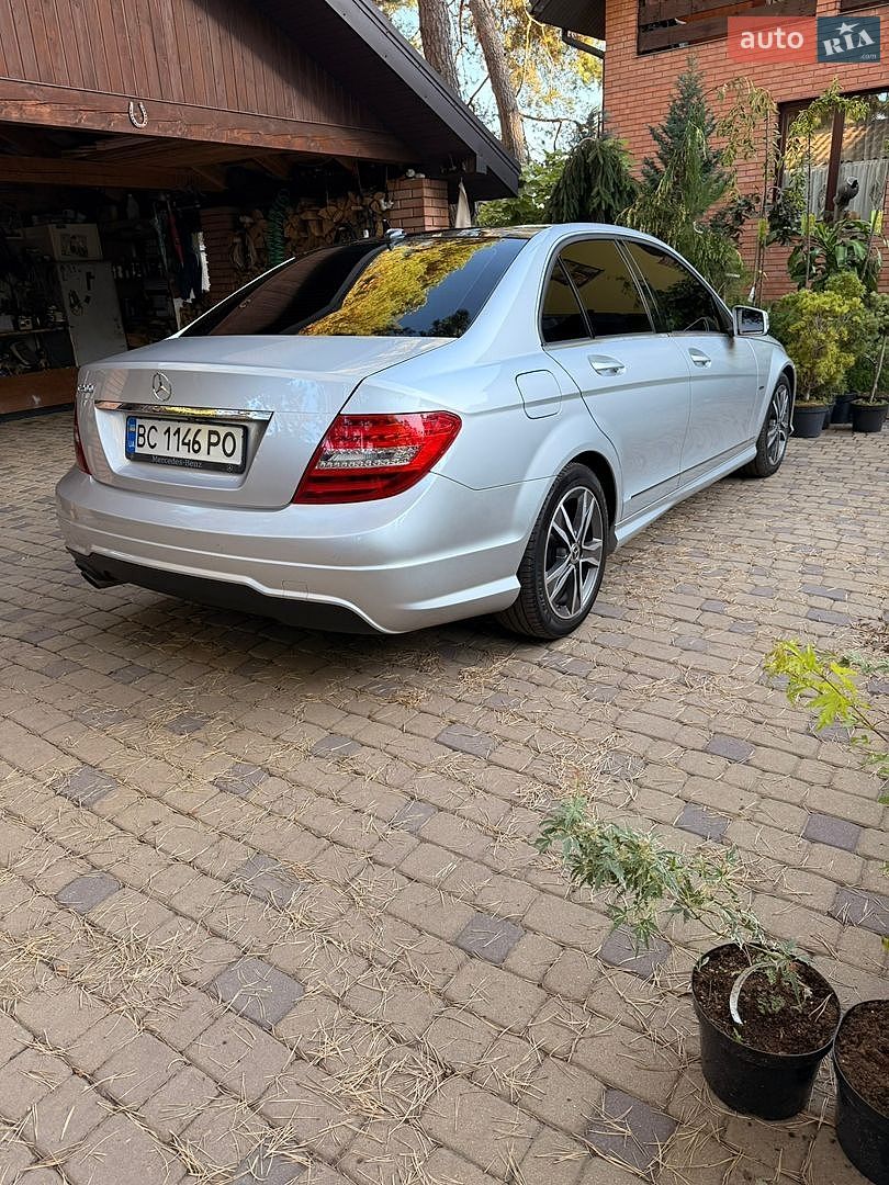 Mercedes-Benz C-Class 2011 VIN WDDGF4JB8CA541175 фото оголошення 4 з 23