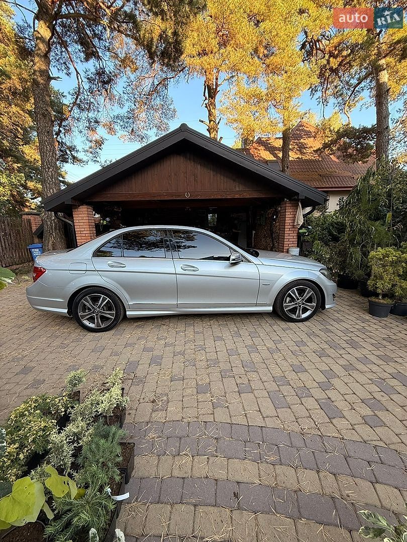 Mercedes-Benz C-Class 2011 VIN WDDGF4JB8CA541175 фото оголошення 5 з 23
