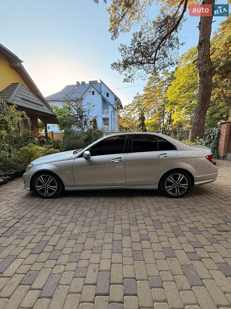 Mercedes-Benz C-Class 2011 VIN WDDGF4JB8CA541175 фото оголошення 7 з 23