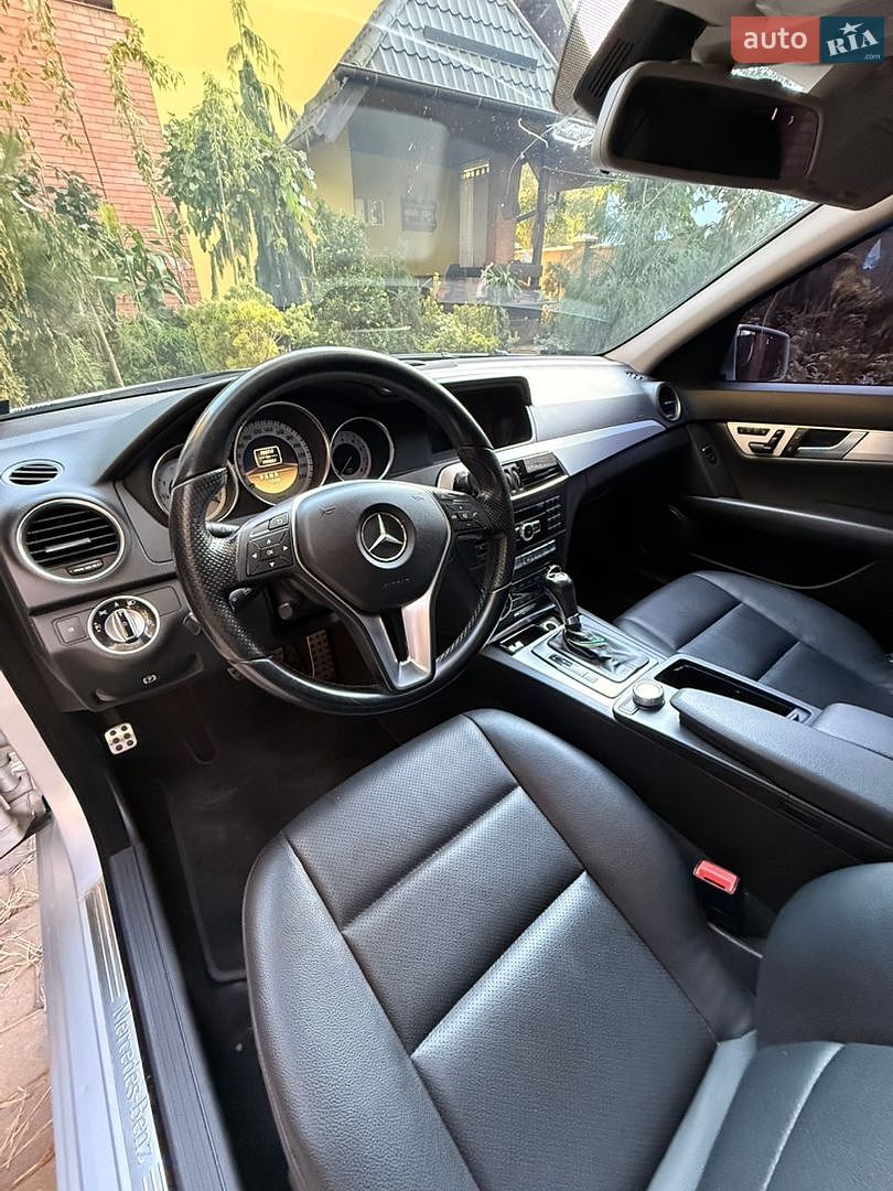 Mercedes-Benz C-Class 2011 VIN WDDGF4JB8CA541175 фото оголошення 13 з 23