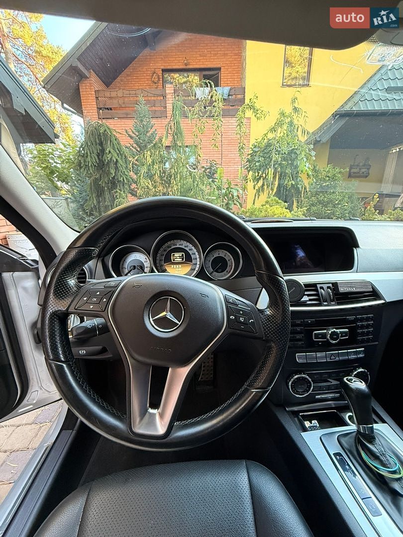Mercedes-Benz C-Class 2011 VIN WDDGF4JB8CA541175 фото оголошення 8 з 23