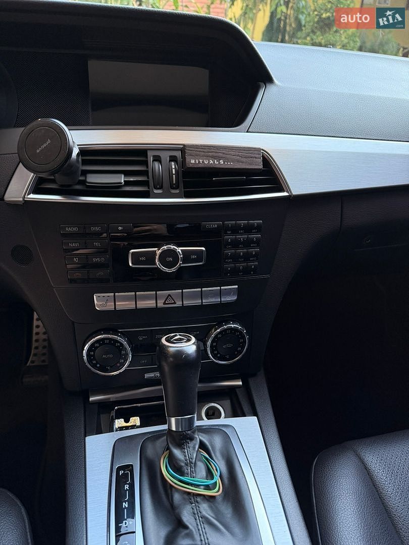 Mercedes-Benz C-Class 2011 VIN WDDGF4JB8CA541175 фото оголошення 15 з 23