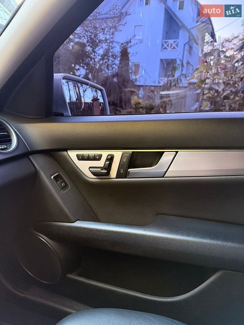 Mercedes-Benz C-Class 2011 VIN WDDGF4JB8CA541175 фото оголошення 16 з 23
