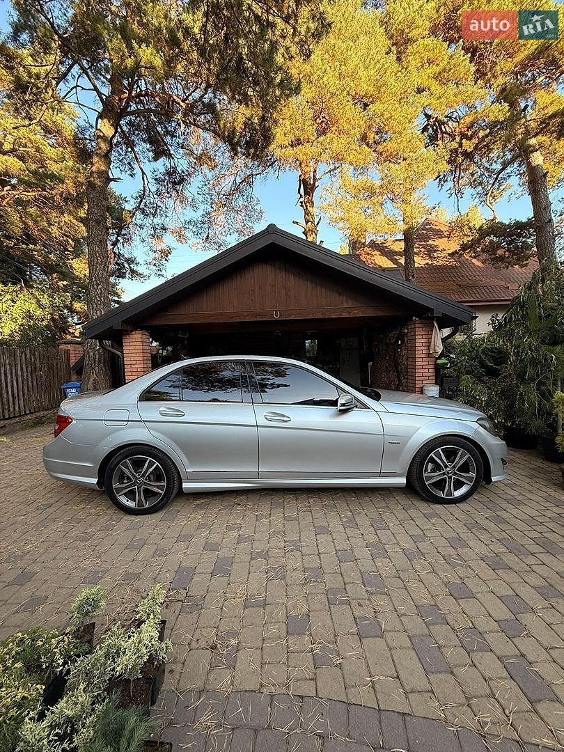 Mercedes-Benz C-Class 2011 VIN WDDGF4JB8CA541175 фото оголошення 6 з 23