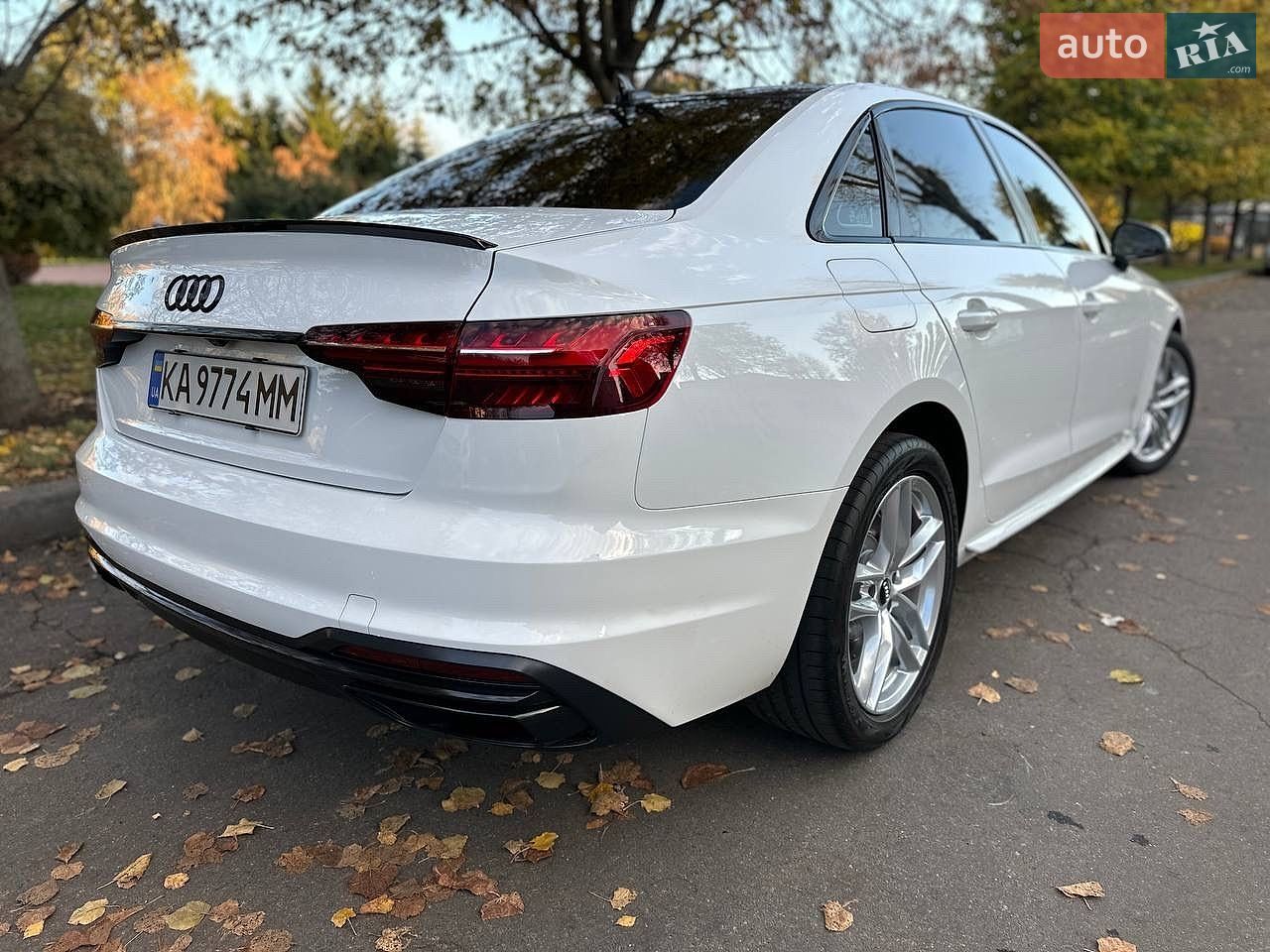 Audi A4 2019 VIN WAUDNAF40LN005674 фото оголошення 13 з 63