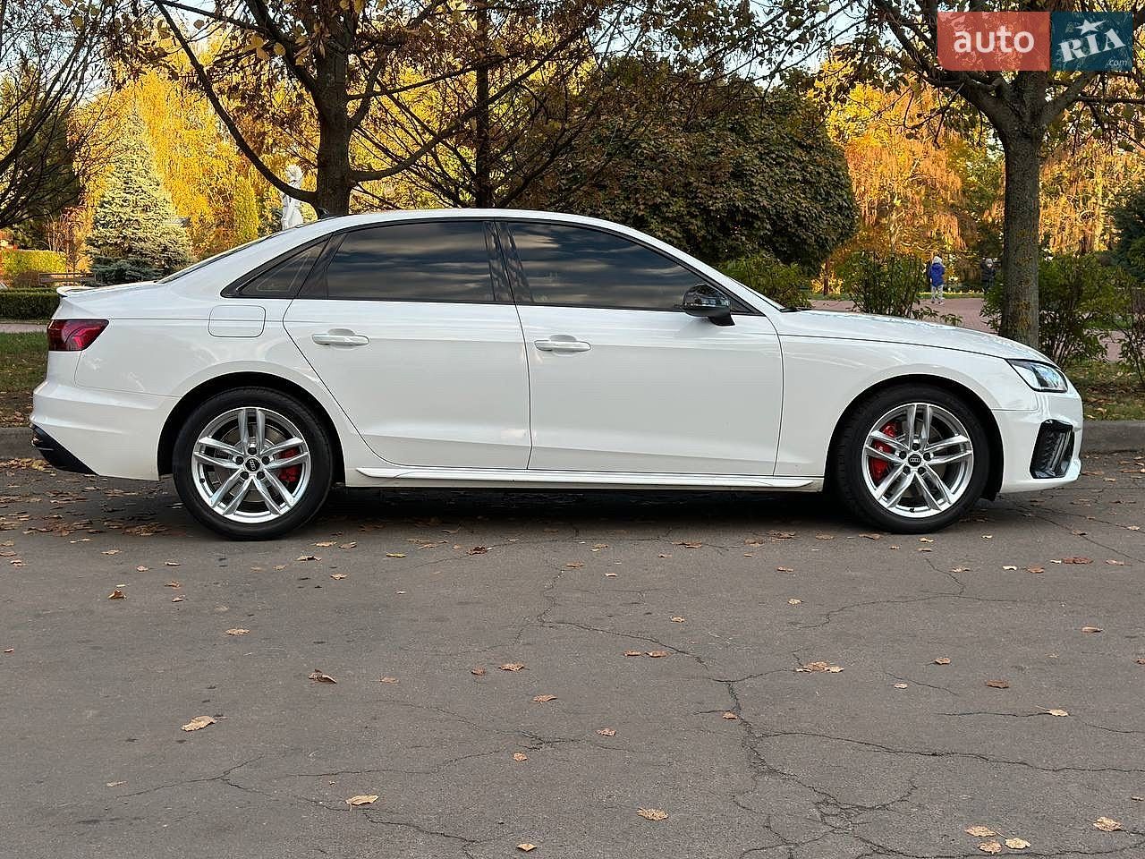 Audi A4 2019 VIN WAUDNAF40LN005674 фото оголошення 11 з 63