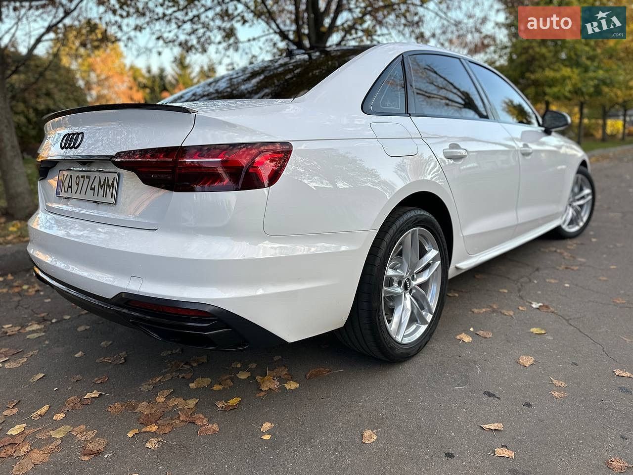 Audi A4 2019 VIN WAUDNAF40LN005674 фото оголошення 14 з 63