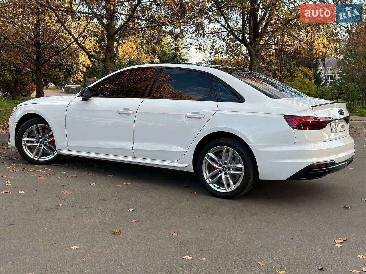 Audi A4 2019 VIN WAUDNAF40LN005674 фото оголошення 12 з 63